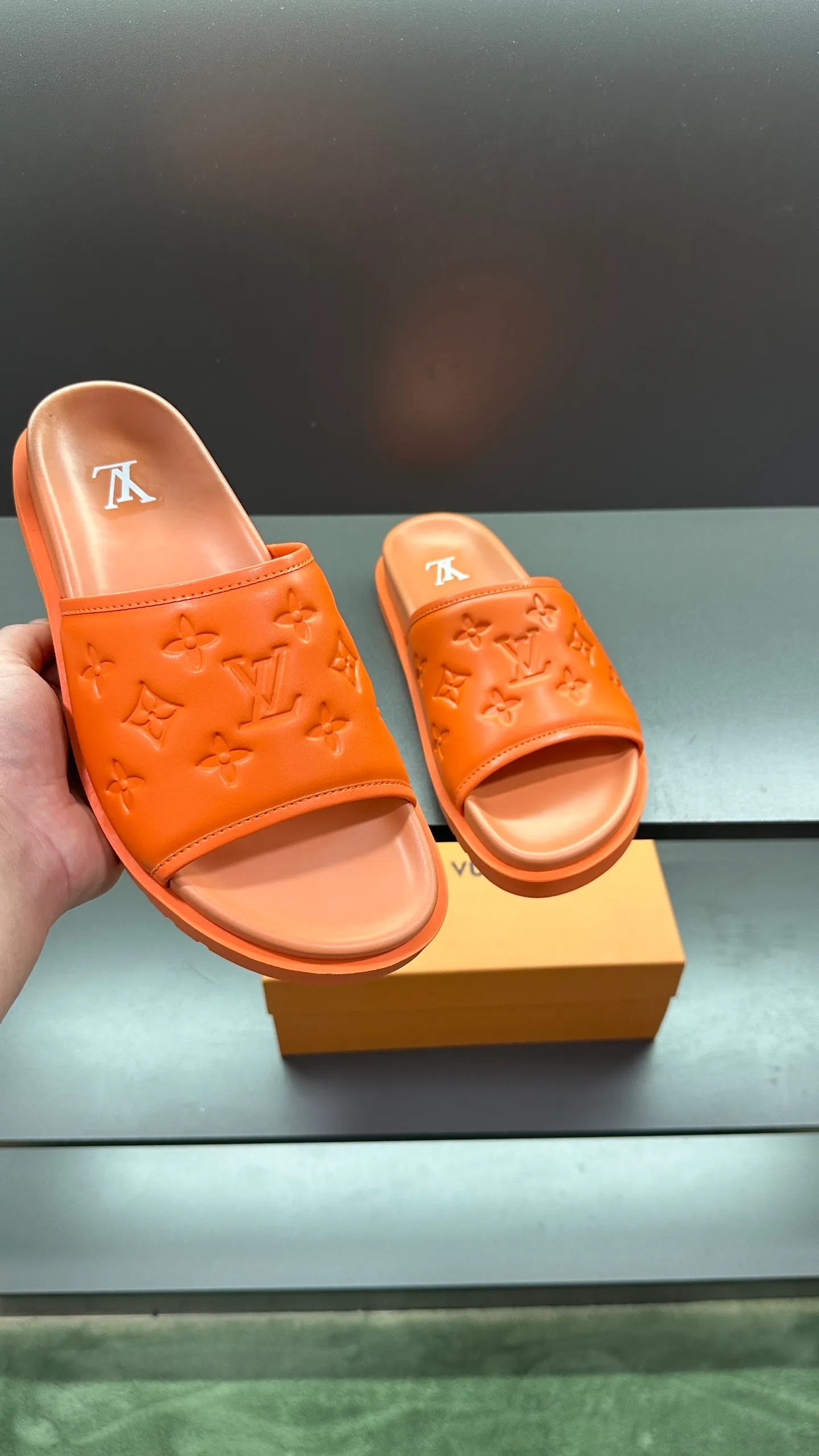 [L Home] P: 300💰Size: 38-45 Top purchasing lv men's summer slippers, classic presbyopia with soft real leather lining, unique color splicing effect, distinctive personality, fashionable and trendy essential style, light and comfortable. Lightweight and tough rubber insole, micro ridged foam outsole, super comfortable!